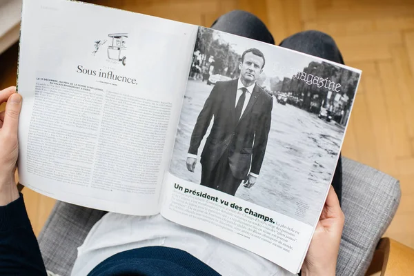 Woman reading article in M le magazine du monde — Stock Photo, Image