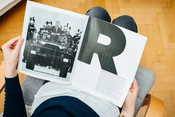 Woman reading article in M le magazine du monde — Stockfoto