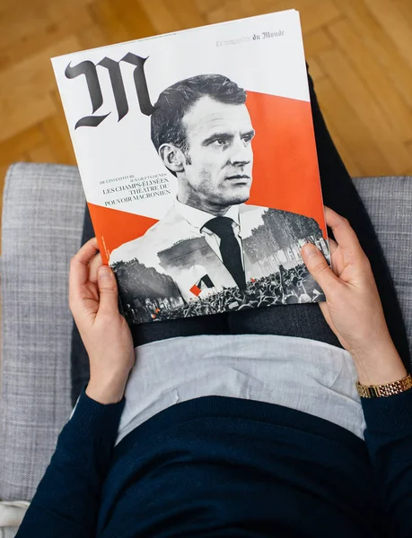 M le magazine du monde Emmanuel Macron mujer leyendo —  Fotos de Stock