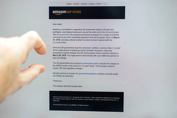 Amazon Inc informa a los vendedores del mercado sobre las noticias del Brexit —  Fotos de Stock