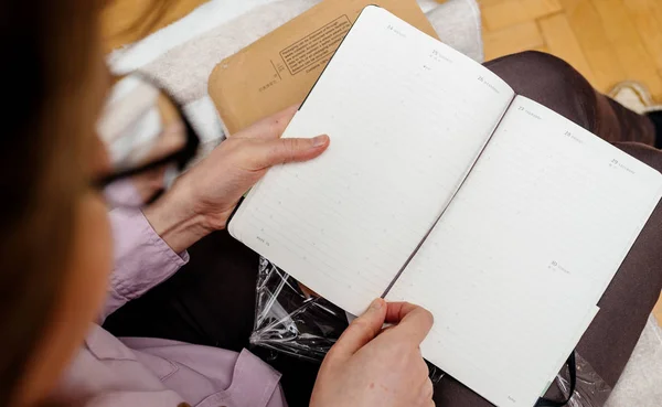 Moleskine vecka vertikal dagbok i kvinnans hand — Stockfoto