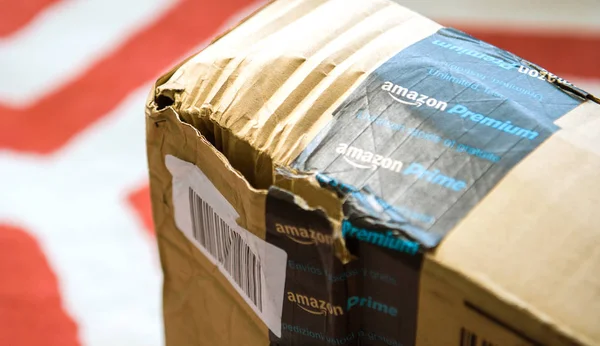 Tampilan sisi dekat dari kardus Amazon Prime yang rusak — Stok Foto