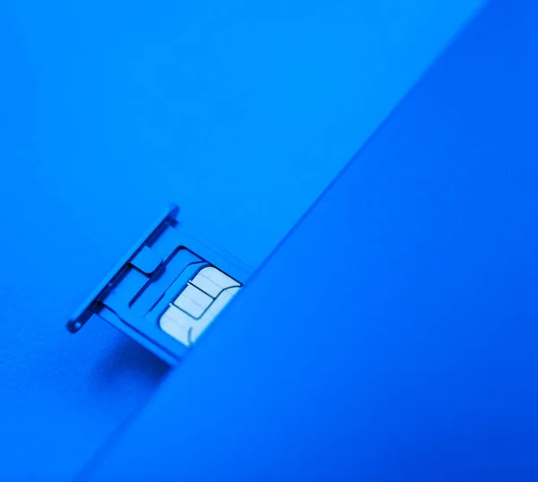 New Smartphone inserting SIM card in tray — Stock Photo, Image