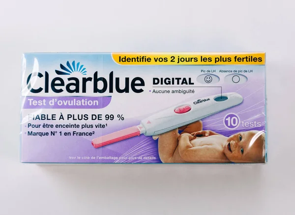 Clearblue ovulasyon testi kutusunda tablo banyo — Stok fotoğraf