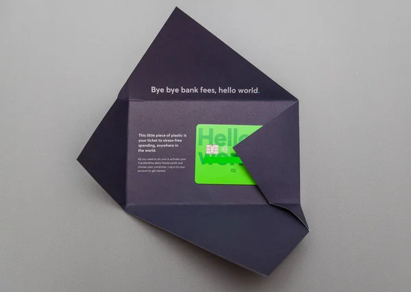 プレゼンテーション新しい Transferwise マスター カードの銀行カード — ストック写真