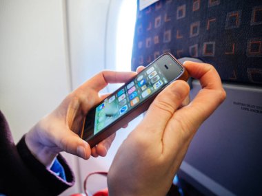 Onun cep telefonu akıllı telefon uçak uçak dönüm kadın
