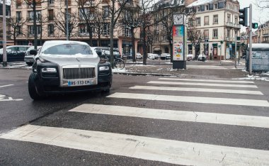 Yeni lüks Rolls-Royce siyah sedan gümüş renkli araba