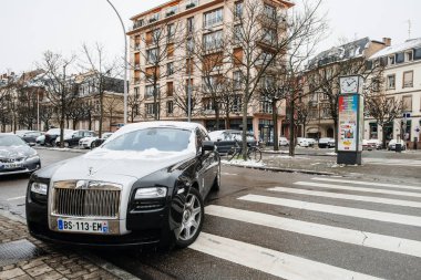 Yeni lüks Rolls-Royce siyah sedan gümüş renkli araba