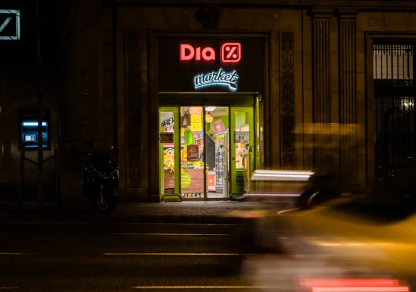 NIght scene view of Dia Supermarket in Barcelona Spagna — Foto Stock