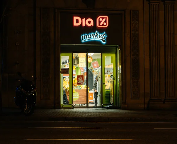 DIA Supermarket v Barceloně v noci — Stock fotografie