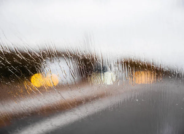 Coche POV conducción con enfoque en gotas de lluvia bokehl coches delanteros — Foto de Stock