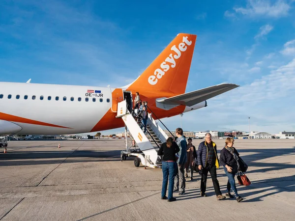 Mensen in de buurt van Easyjet low-cost vliegtuig — Stockfoto