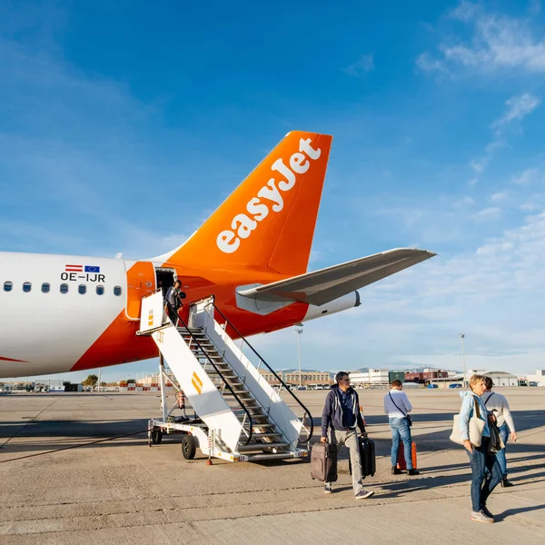 EasyJet Airbus A320-214 OE-Ijr vliegtuig op Tarmac luchthaven mensen — Stockfoto