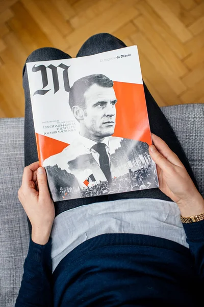 M le magazine du monde Emmanuel Macron mujer leyendo — Foto de Stock