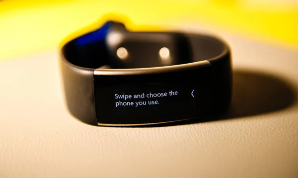 Microsoft swipe e escolher o telefone que você usa a bagunça de relógio — Fotografia de Stock