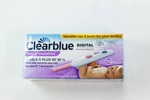 Caja de prueba de ovulación Clearblue en el baño de mesa — Foto de Stock