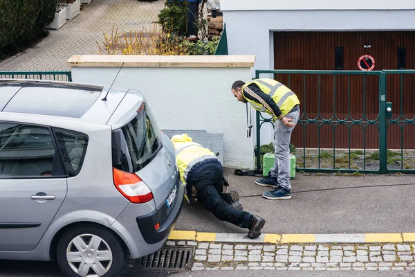 Podwyższone widok zespołu Instalowanie włókien światłowodowych w mieście — Zdjęcie stockowe