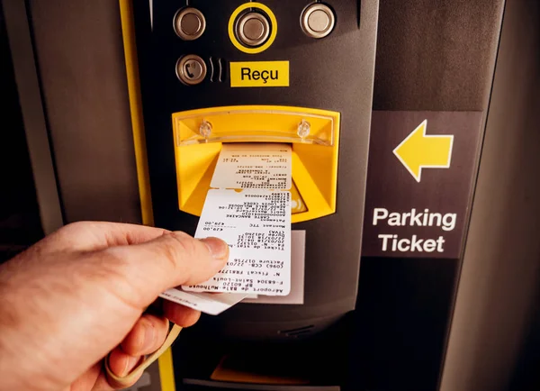 Ticket und Rechnung aus Parkautomat entnehmen — Stockfoto