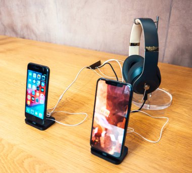 İphone 8 Beats Studio 3 headph yanında elma bilgisayar iphone Xs