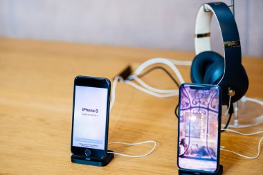 İphone 8 Beats Studio 3 headph yanında elma bilgisayar iphone Xs