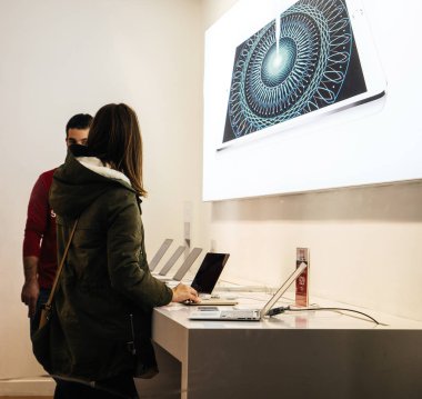 Müşteriler elma stok içinde merkezi Barc bayi yetkili