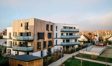 Bir yerleşim bölgesinde modern townhouses 
