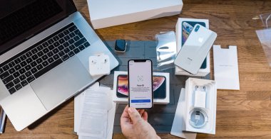 Adam unboxing en son iphone Xs smartphone telefonlar