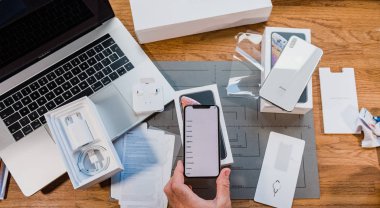 Adam unboxing en son iphone Xs smartphone telefonlar