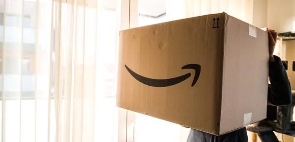 Büyük Amazon Prime parsel karton tutan kadın — Stok fotoğraf