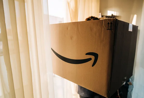 Mujer sosteniendo cartón de paquete Amazon Prime grande —  Fotos de Stock