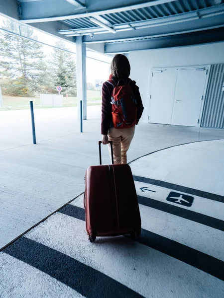 Mulher com saída de bagagem aeroporto estacionamento para terminal — Fotografia de Stock