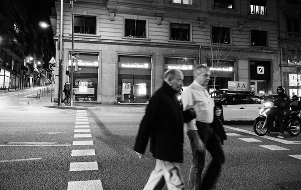 Male seniors crossing street at night in Barcelona — Stock Photo, Image