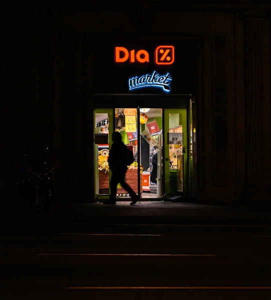 Dia süpermarket İspanya Barcelona City Zen önünde yürüyen adam — Stok fotoğraf