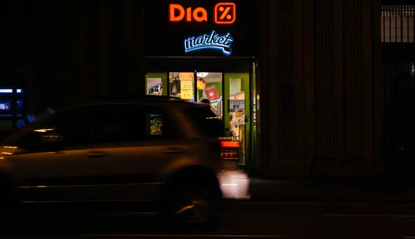 Car driving in front of Dia supermarket Barcelona — Stock Photo, Image