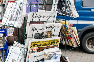 Suddeutsche Zeitung ve diğer Alman basın newspapper, stand