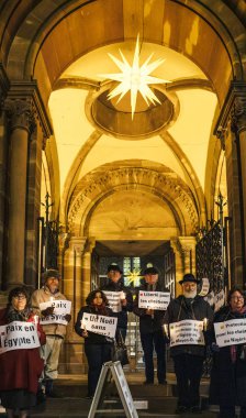 Grup yaşlılar Noel Kilisesi önünde terörizme karşı sessiz protesto