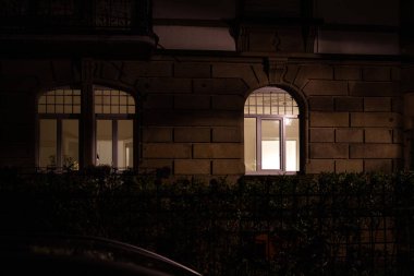 Gece sokak sahne ışık içinde pencere eşiği ile