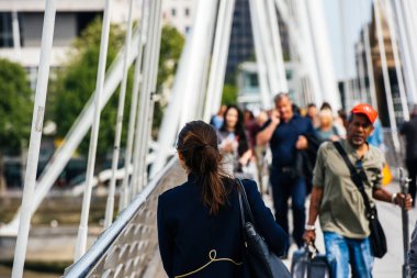 Hungerford köprüyü geçtikten bir kadının arkadan görünüş
