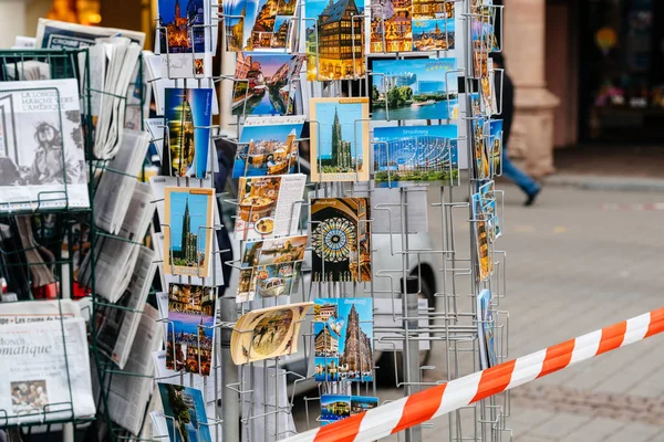 Flera souvenir vykort till försäljning — Stockfoto