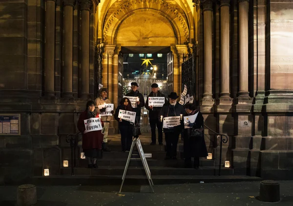 Grupp av seniorer tyst protest mot terrorismen framför jul kyrka — Stockfoto