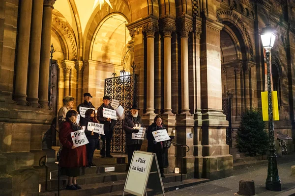 Grupo de personas mayores protesta silenciosa contra el terrorismo frente a la Iglesia de Navidad —  Fotos de Stock