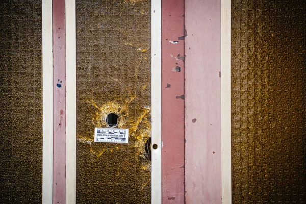 入り口のドアに見られる銃乱射事件後の測定の弾丸 — ストック写真