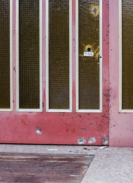Vista frontal de la puerta de entrada con disparos de bala —  Fotos de Stock