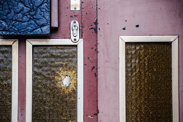 Balas que miden después de los disparos vistos en la puerta de entrada —  Fotos de Stock