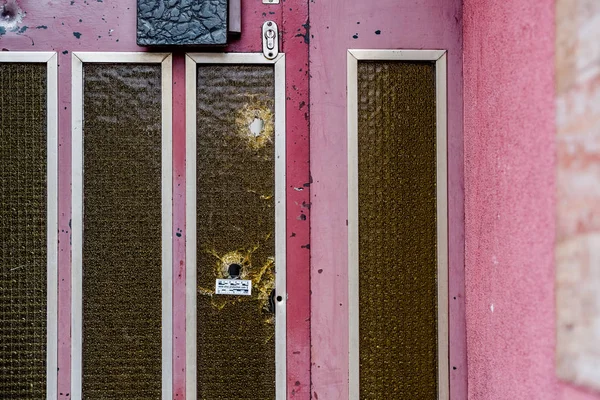 Bullets measuring after shootings seen in the entrance door — Stock Photo, Image