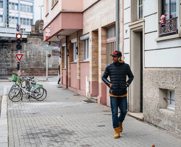 Hombre caminando en el distrito de Meinau Estrasburgo —  Fotos de Stock
