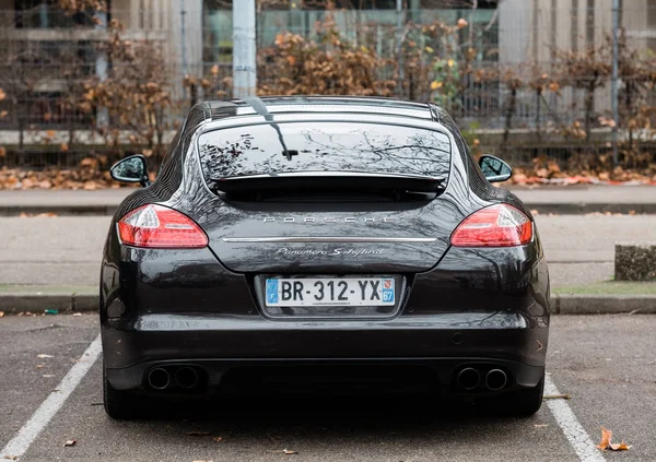Vista de la oreja de lujo negro Porsche Panamera S eléctrico — Foto de Stock
