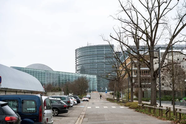 Вид на будівлю Європейського парламенту від Rue П'єр де Кубертен — стокове фото