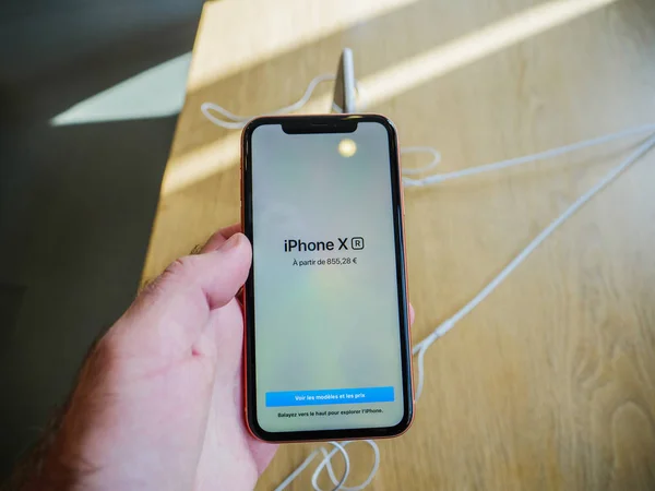 Człowiek ogląda Najnowsze komputery Apple iphone Xr — Zdjęcie stockowe