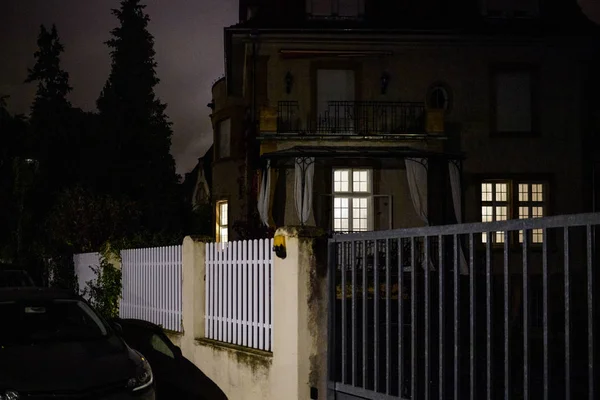 夕暮れ時にフランスの都市のフランスの家 — ストック写真